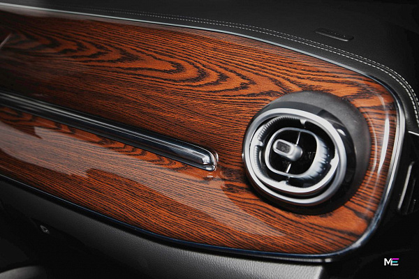 Тёплая эстетика дерева в интерьере Mercedes-Benz V-Class