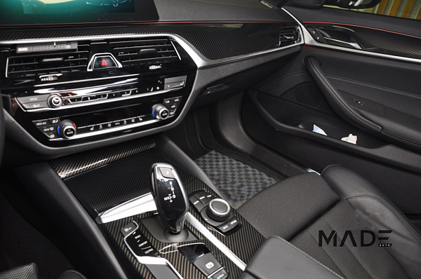 Аквапринт под карбон в салоне BMW 5 G30