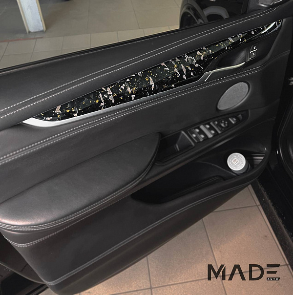 Отделка салона BMW X5 F15 кованым карбоном с золотой поталью
