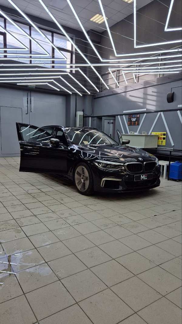 Черная брашировка в интерьере BMW 5 G31