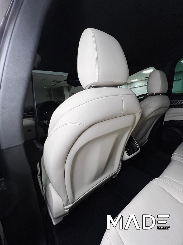 Перетяжка салона Maserati Grecale с декоративной строчкой, перфорацией и клише