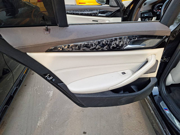 Кованый карбон в интерьере BMW 5 G30