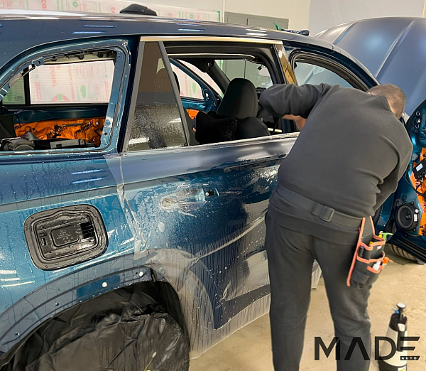 Оклейка матовой полиуретановой плёнкой Geely Monjaro