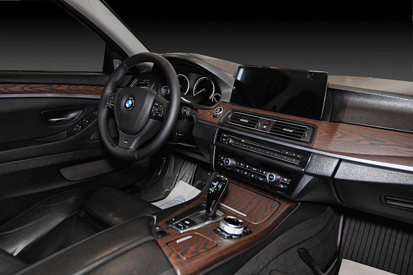 Открытая пора дерева в интерьере BMW 5 F10