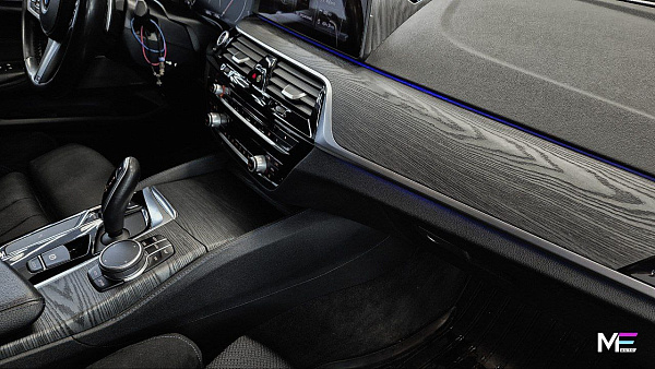 Открытая пора дерева в интерьере BMW 5 G30