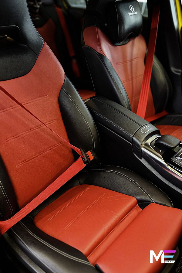 Яркий акцент в салоне Mercedes-Benz A45