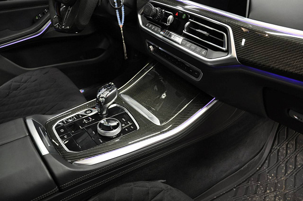 BMW X5 G05 — изменение анатомии руля и ламинация элементов салона классическим карбоном