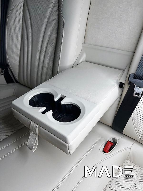 Перетяжка салона Maserati Grecale с декоративной строчкой, перфорацией и клише