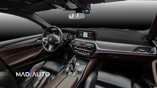 Черная брашировка в интерьере BMW 5 G31