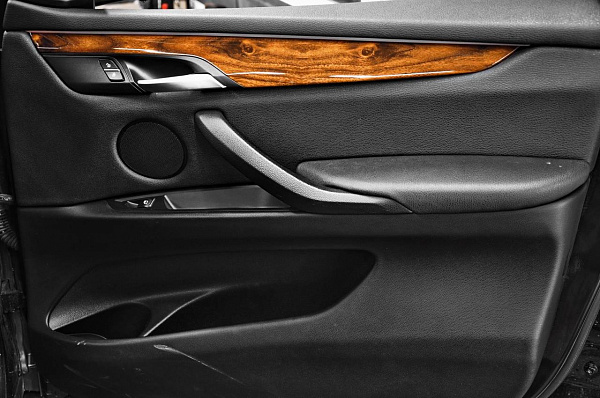 Аквапринт элементов салона BMW X5 F15 с текстурой сосны в коричневом кэнди