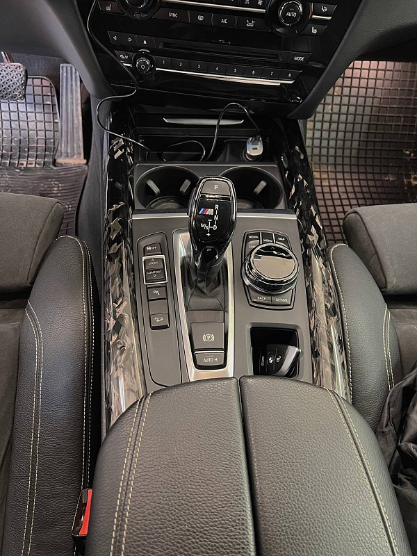 Ламинация салона BMW X5 F15 кованым карбоном