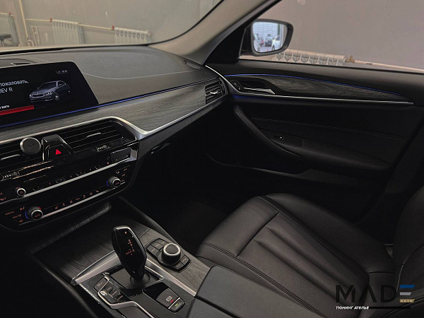 Аквапринт под дерево в салоне BMW 5 G30
