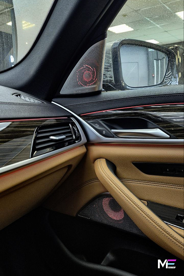 Серебристые сетки Bowers & Wilkins с подсветкой для BMW 5 G30