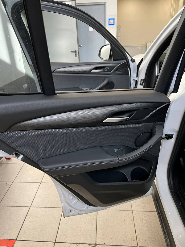 Аквапринт салона BMW X3 под брашированное дерево