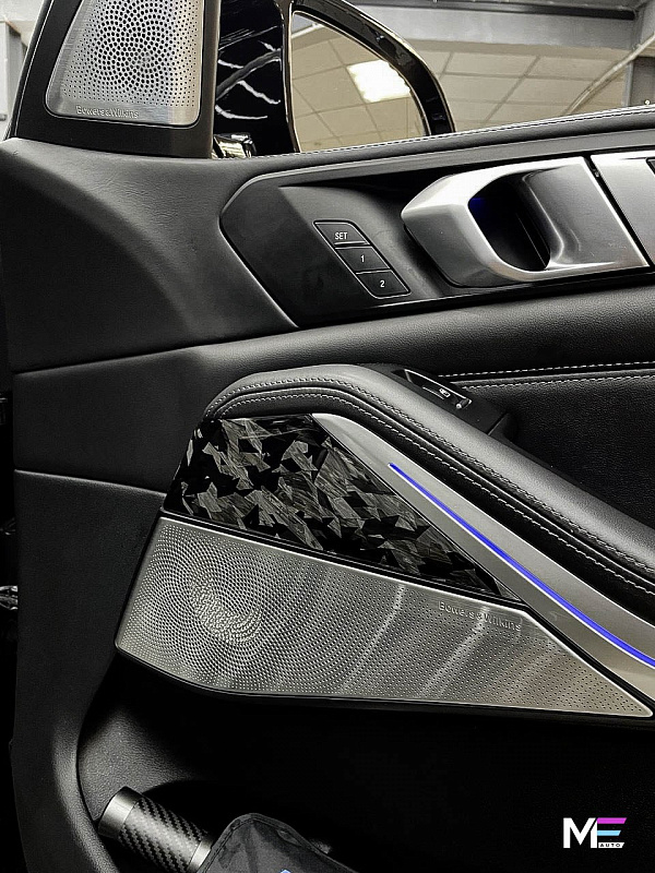 Кованый карбон в интерьере BMW X5 G05