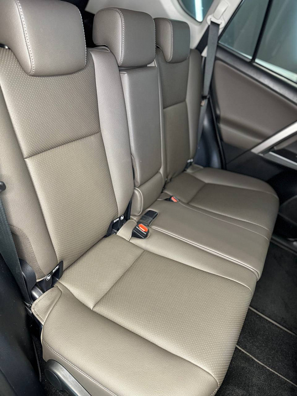 Перетяжка салона Toyota RAV4 кожей