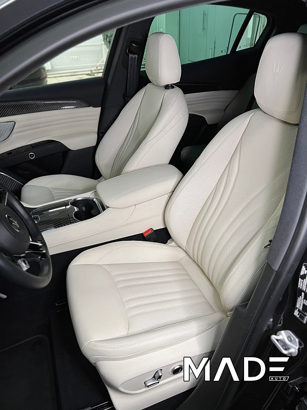 Перетяжка салона Maserati Grecale с декоративной строчкой, перфорацией и клише