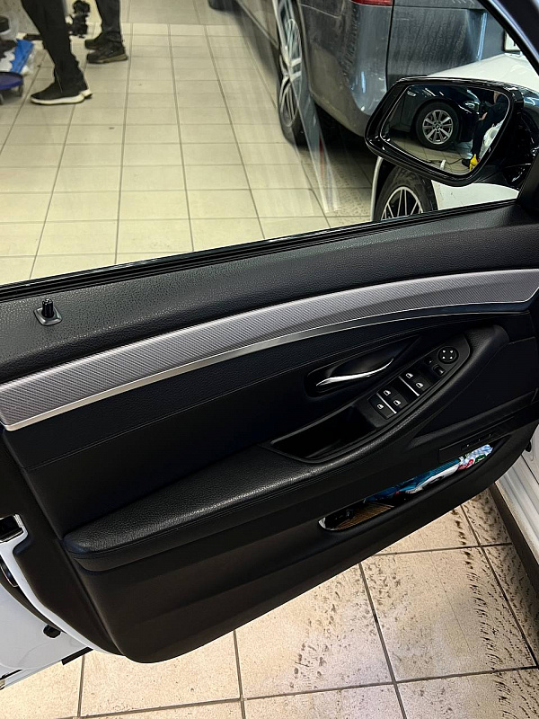 Замена декоративных планок BMW M550d F10 на тёмное брашированное дерево