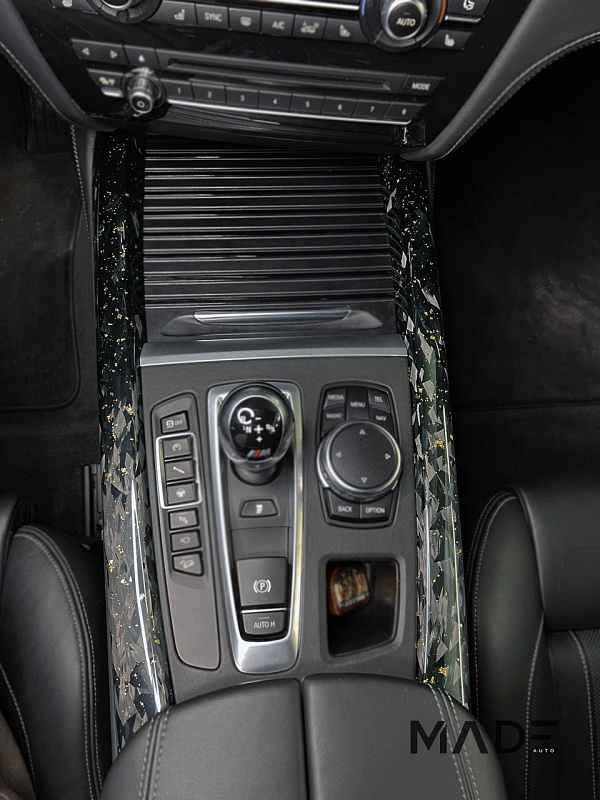 Отделка салона BMW X5 F15 кованым карбоном с золотой поталью