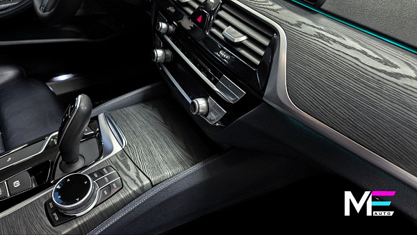 Открытая пора древесины в интерьере BMW 5 G30
