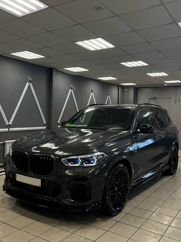 Темное брашированное дерево в салоне BMW X5 G05