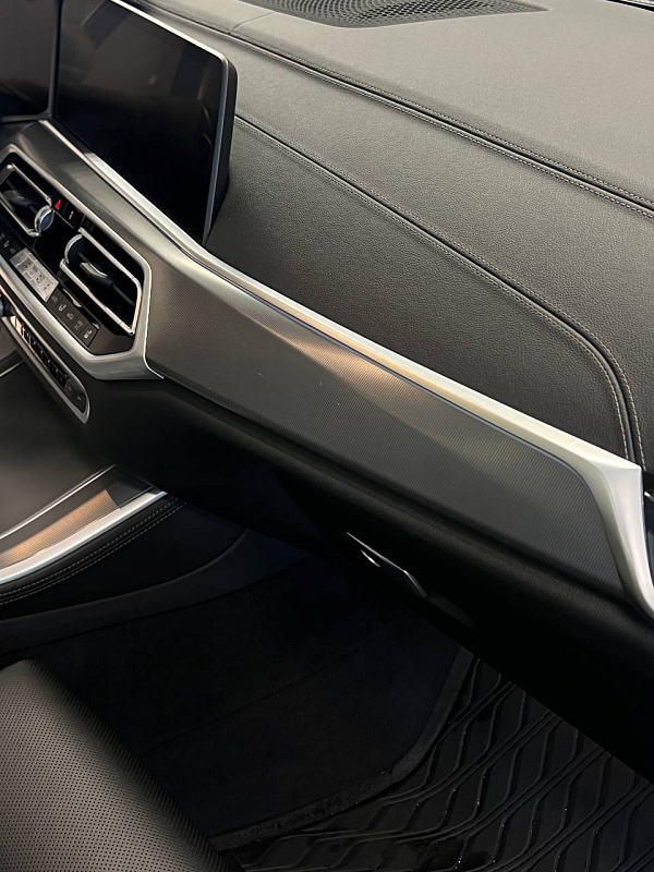 Брашированное дерево в интерьере BMW X5 G05