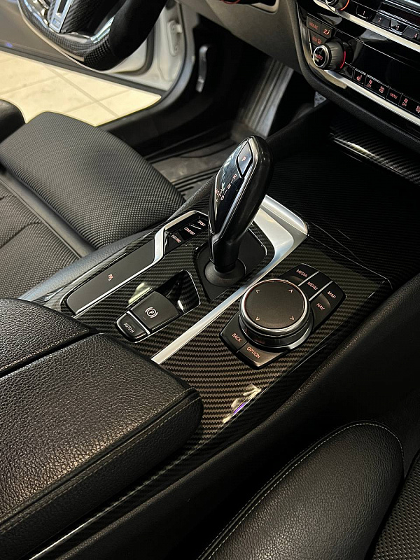 Аквапринт под карбон и Bowers & Wilkins для BMW 530d G30