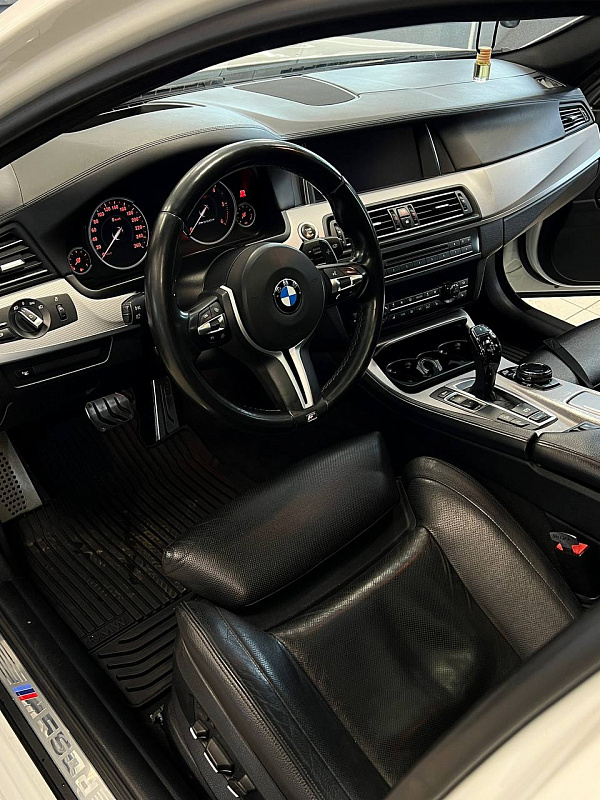 Замена декоративных планок BMW M550d F10 на тёмное брашированное дерево