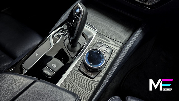 Открытая пора древесины в интерьере BMW 5 G30