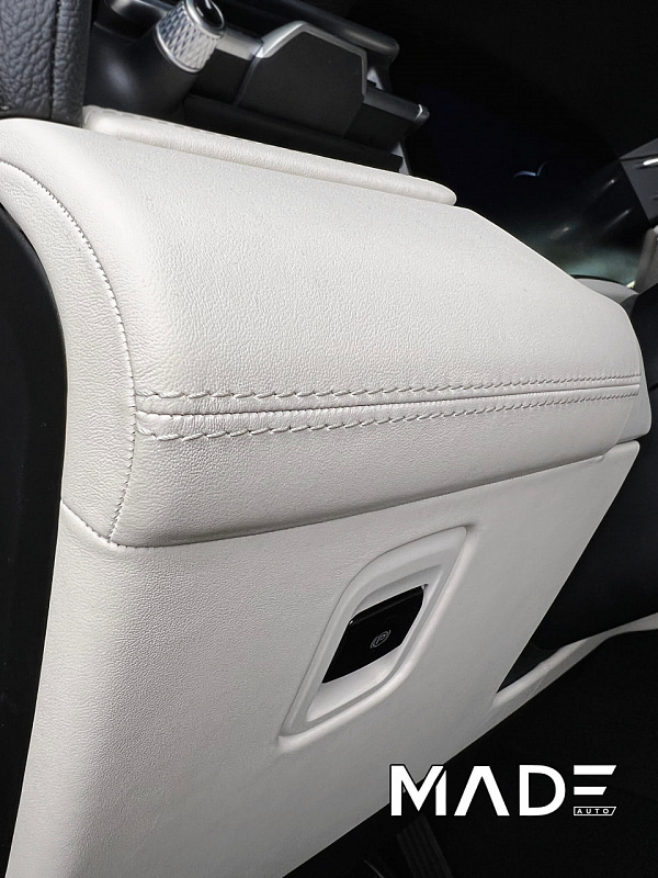 Перетяжка салона Maserati Grecale с декоративной строчкой, перфорацией и клише