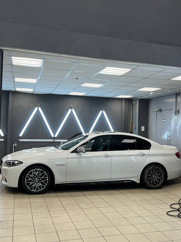 Замена декоративных планок BMW M550d F10 на тёмное брашированное дерево