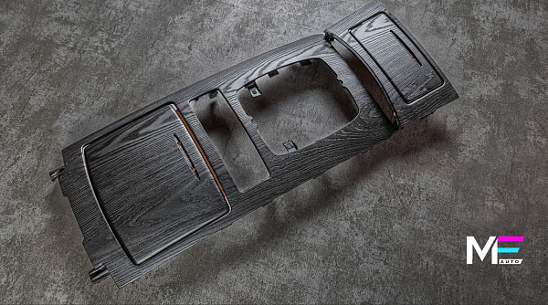 Декор салона Infiniti QX70 в открытой поре древесины