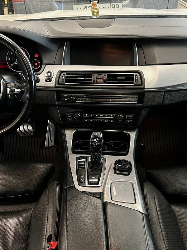 Замена декоративных планок BMW M550d F10 на тёмное брашированное дерево