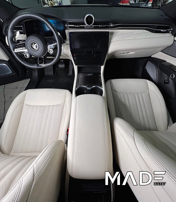 Перетяжка салона Maserati Grecale с декоративной строчкой, перфорацией и клише