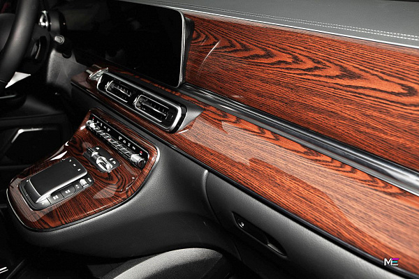 Тёплая эстетика дерева в интерьере Mercedes-Benz V-Class