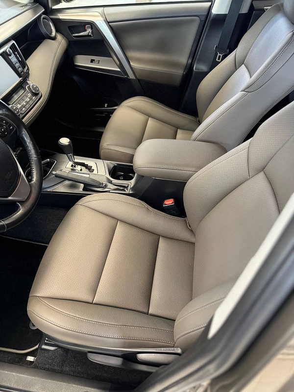 Перетяжка салона Toyota RAV4 кожей