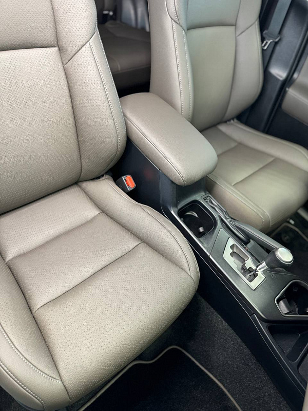 Перетяжка салона Toyota RAV4 кожей