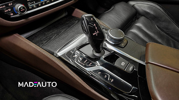 Черная брашировка в интерьере BMW 5 G31