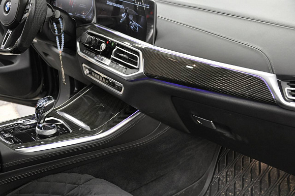 BMW X5 G05 — изменение анатомии руля и ламинация элементов салона классическим карбоном