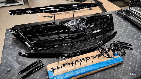 Полный антихром Toyota Alphard в чёрном глянце