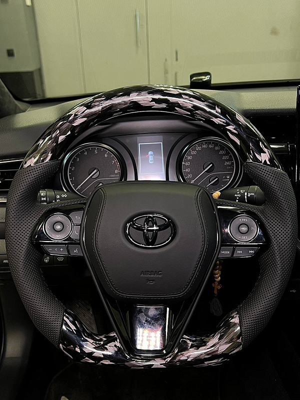 Кованый карбон, новая анатомия руля и зеркала для Toyota Camry