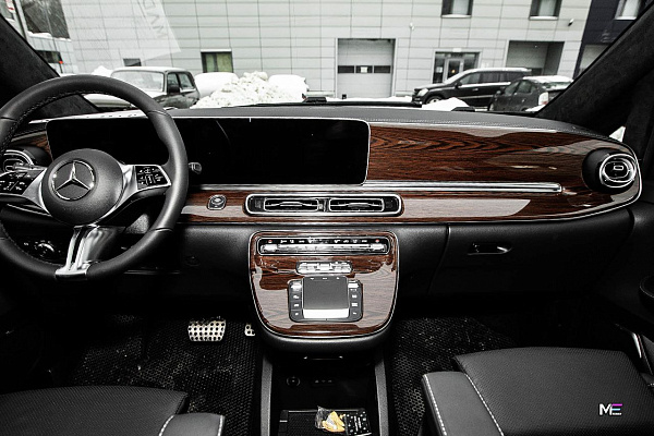 Тёплая эстетика дерева в интерьере Mercedes-Benz V-Class