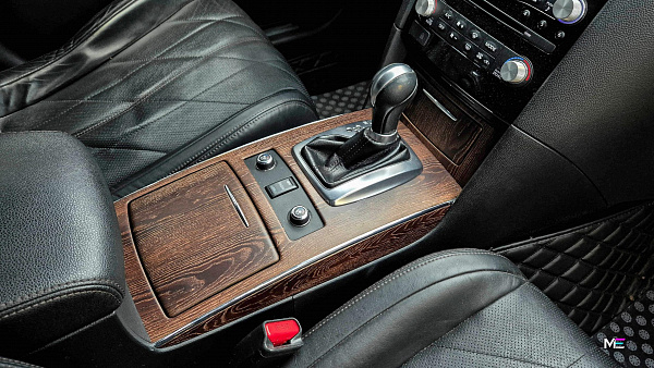 Открытая пора дерева в интерьере Infiniti QX70