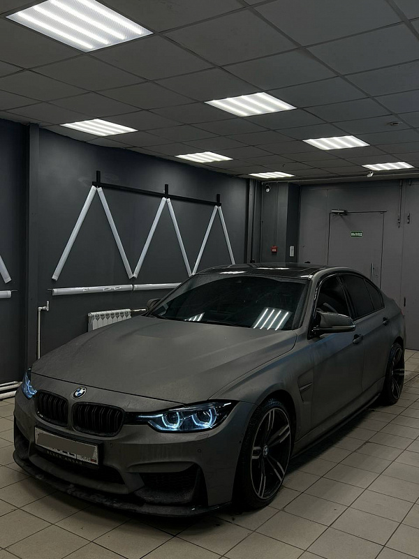 Черное брашированное дерево в салоне BMW F30