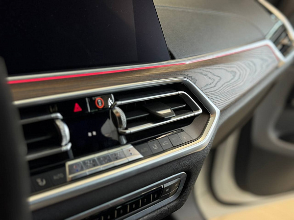 Аквапринт под коричневое брашированное дерево в салоне BMW X5 G05