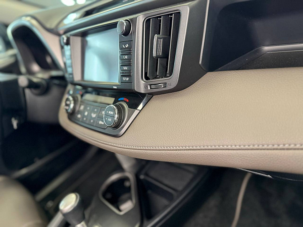 Перетяжка салона Toyota RAV4 кожей