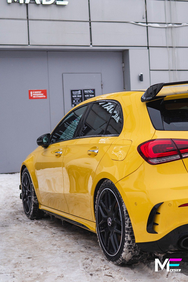 Яркий акцент в салоне Mercedes-Benz A45