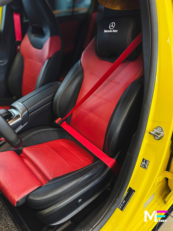 Яркий акцент в салоне Mercedes-Benz A45