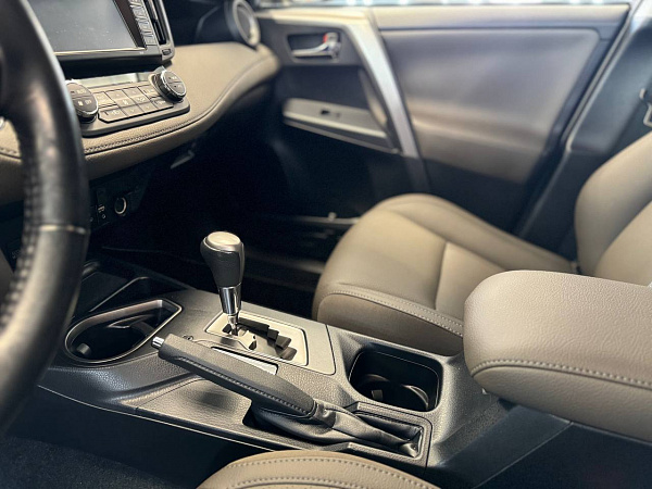 Перетяжка салона Toyota RAV4 кожей