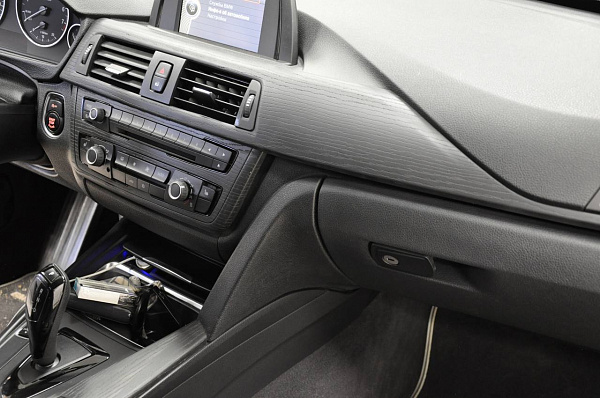 Аквапринт элементов салона BMW 3 Series F30 под чёрное дерево с брашированием